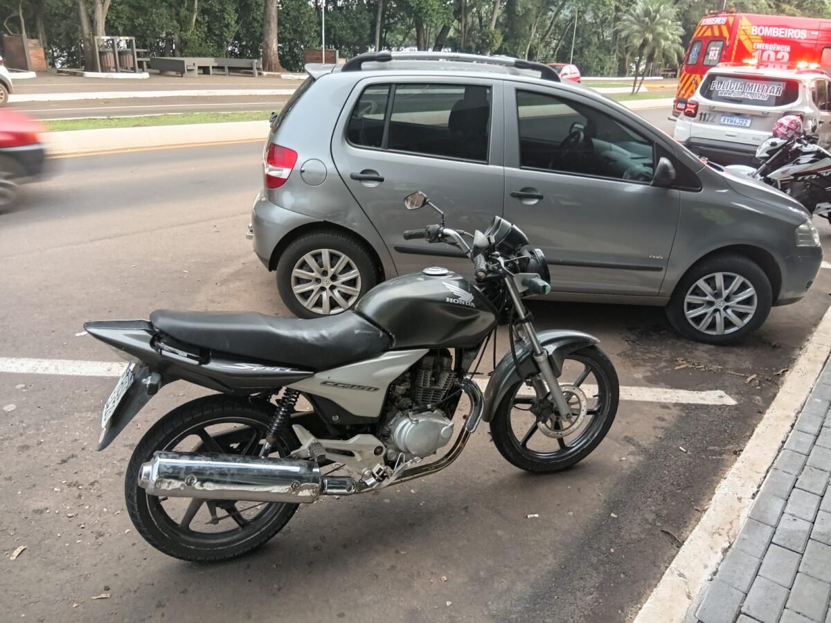 Motociclista fica ferido em colisão com carro no centro de Itapiranga