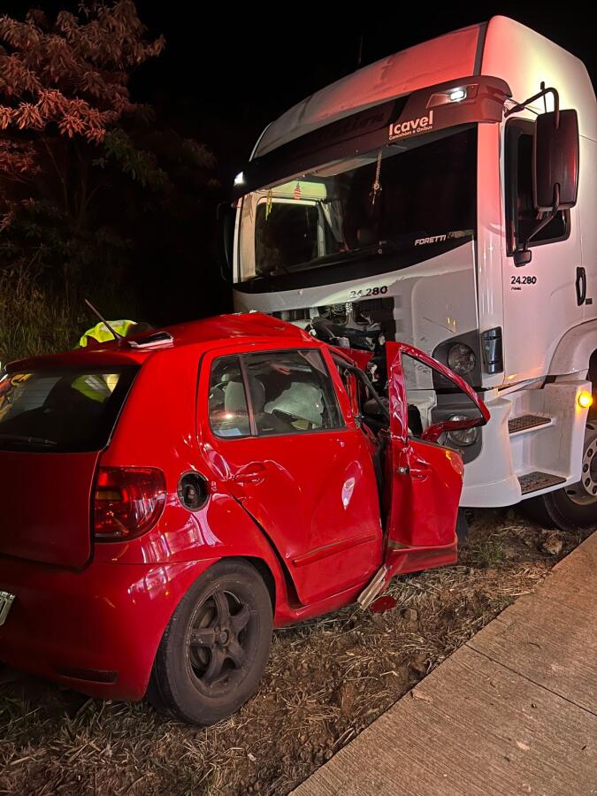 Mulher morre em colisão frontal entre carro e caminhão na BR-163, em Dionísio Cerqueira