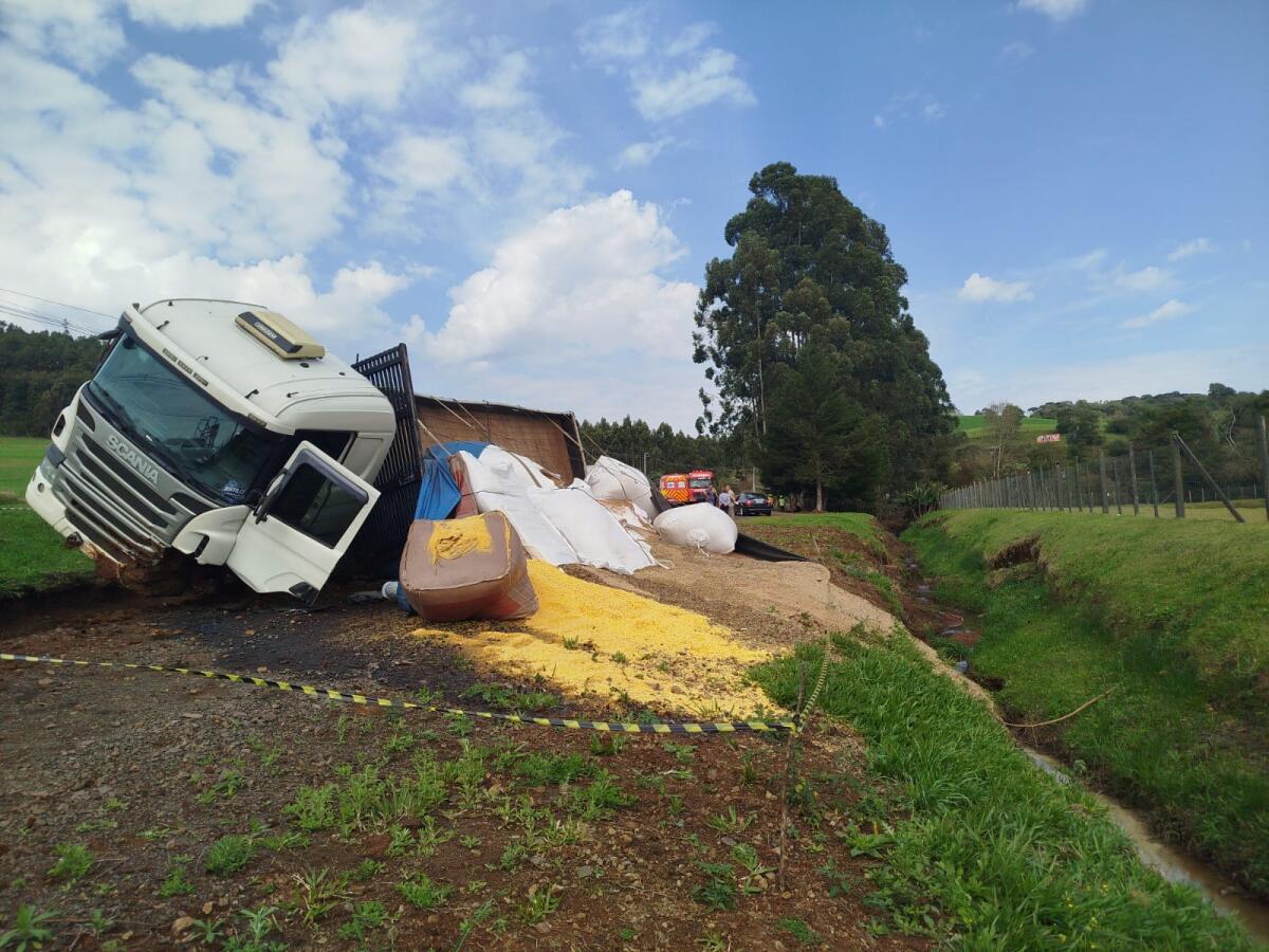 Mulher fica ferida após colisão entre carro e caminhão na PR-158, em Vitorino