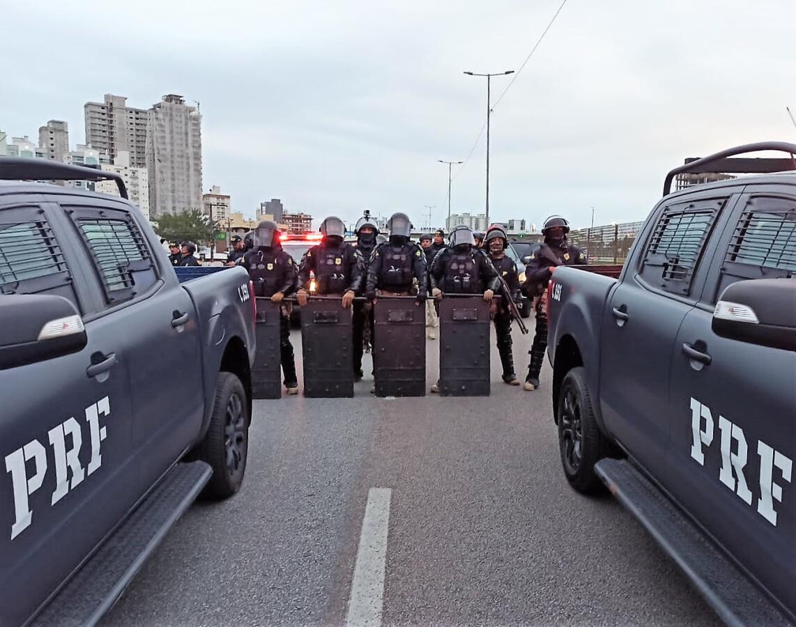 Justiça proíbe bloqueios em rodovias federais e acesso a portos de SC; multa pode chegar a R$ 100 mil por dia