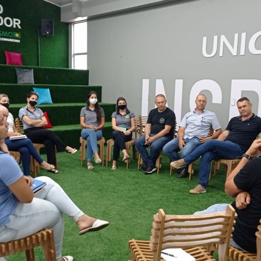 Entidades se reúnem para tratar sobre situação de imigrantes no município