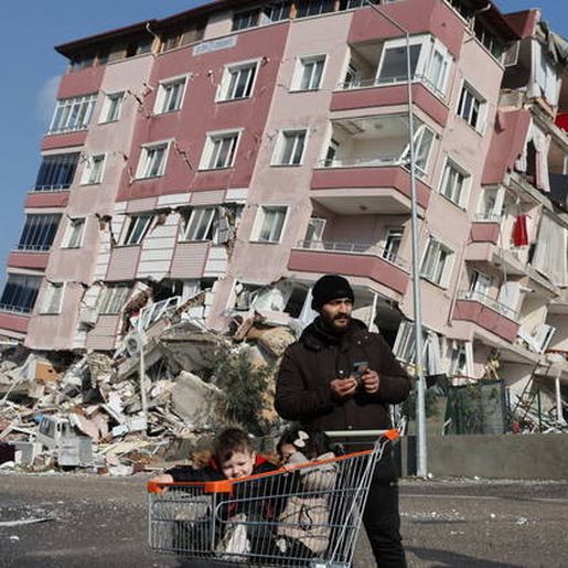 Mortos rompem a marca de 5.000 após terremoto na Turquia e Síria