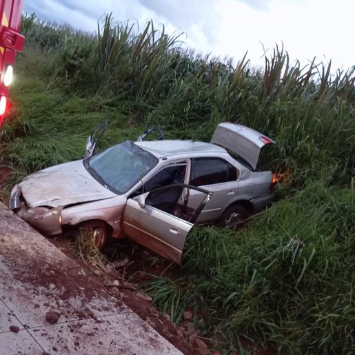 Três pessoas ficam feridas em saída de pista seguida de capotamento na SC-305