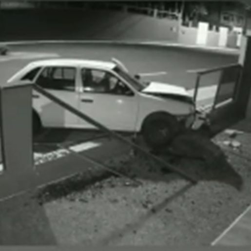 VÍDEO: Homem não habilitado colide carro contra muro de residência