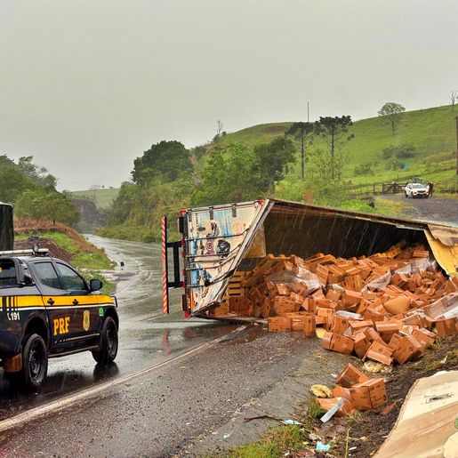 Carreta carregada com 25 toneladas de batatas tomba na BR-282 em SMOeste