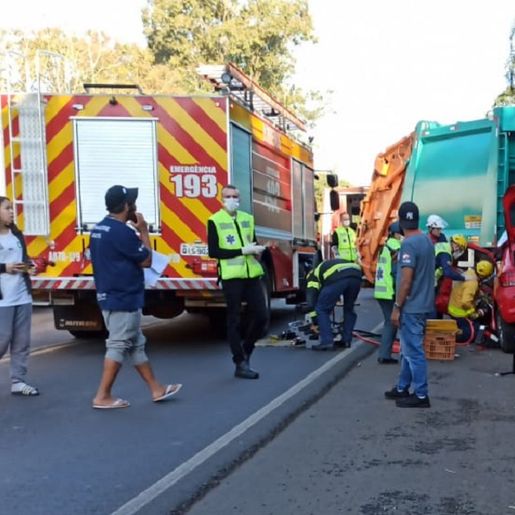 Jovem morre em colisão entre carro e caminhão na BR-282