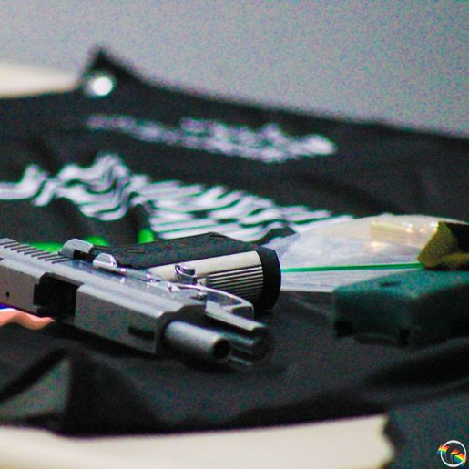 Mulher é vítima de ameaça em boate e autor é preso por porte irregular de arma de fogo