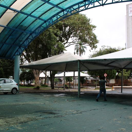 Praça começa a receber estrutura para o Motocão do próximo final de semana