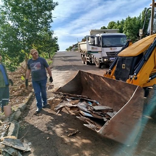 Mutirão de limpeza mobiliza moradores em São José do Cedro e recolhe toneladas de resíduos