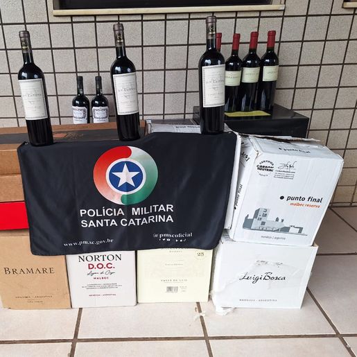 PM apreende carro com 117 garrafas de vinho argentino em Dionísio Cerqueira