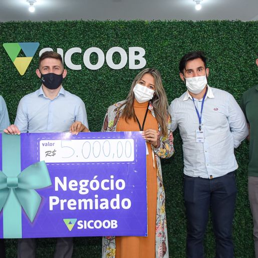 Com R$ 3,20 por mês associada do Sicoob São Miguel recebe prêmio de R$ 5 mil