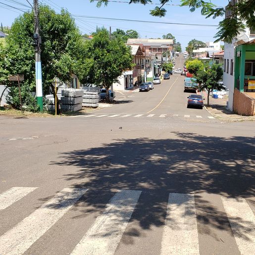 Colisão envolve dois veículos em cruzamento de ruas de Iporã do Oeste