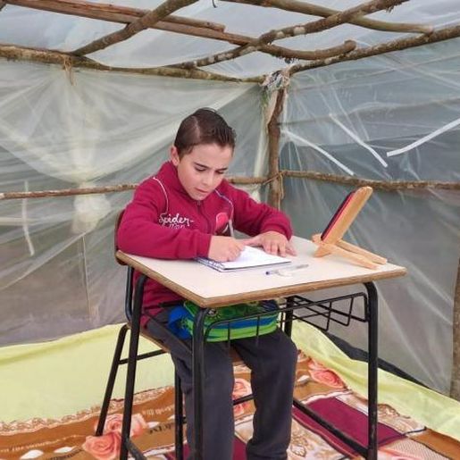 Sem internet em casa, família constrói tenda na lavoura para filho estudar on-line