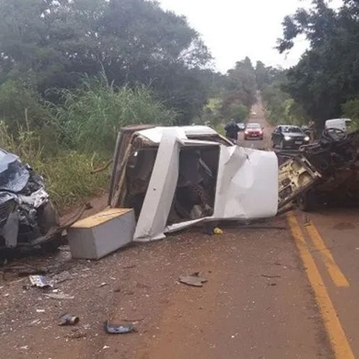 Carro parte ao meio após colisão e condutor foge a pé RSC-472