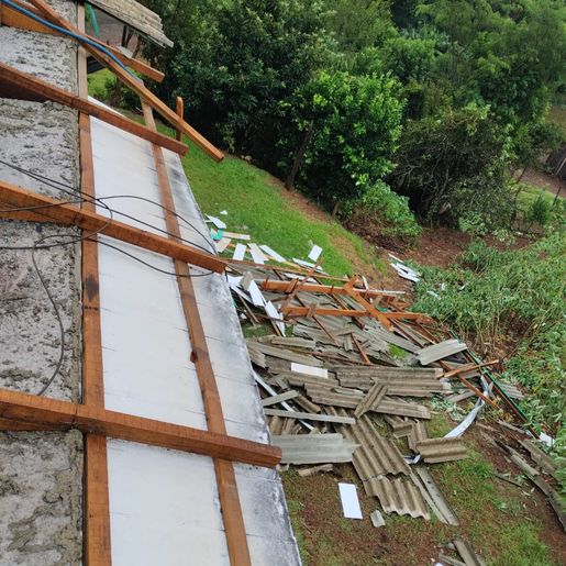 Temporal destelha casas e galpões no interior de Bandeirante