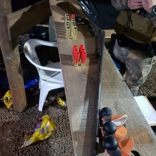 Operação conjunta fecha rinha de galo em propriedade rural de Bandeirante