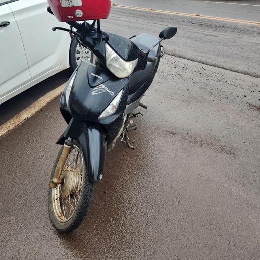 Mulher sofre ferimentos graves em colisão entre carro e moto em Itapiranga