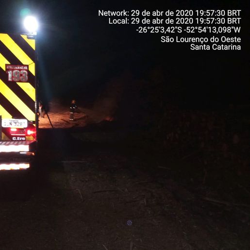 Madeiras de eucalipto pegam fogo em pátio de empresa