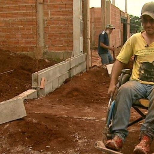 Cadeirante sustenta família com serviço de pedreiro