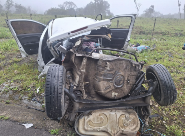 Mulher e criança de 6 anos morrem em colisão na SC-418
