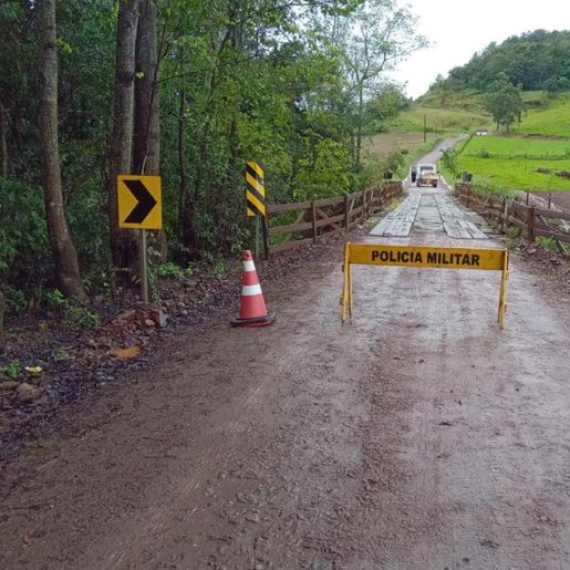 Ponte de madeira, na SC 283, na comunidade de Chapéu é interditada