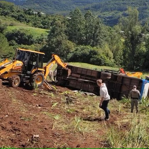 Ônibus com estudantes da UFSM tomba em ribanceira e deixa 7 mortos e 22 feridos