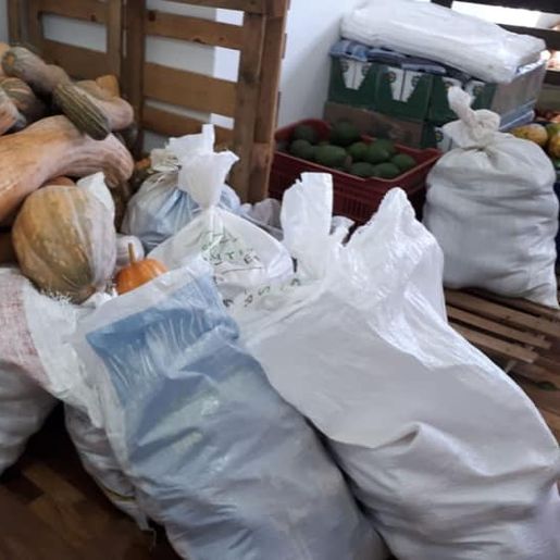 Secretaria de Educação entrega kits emergenciais de alimentação escolar