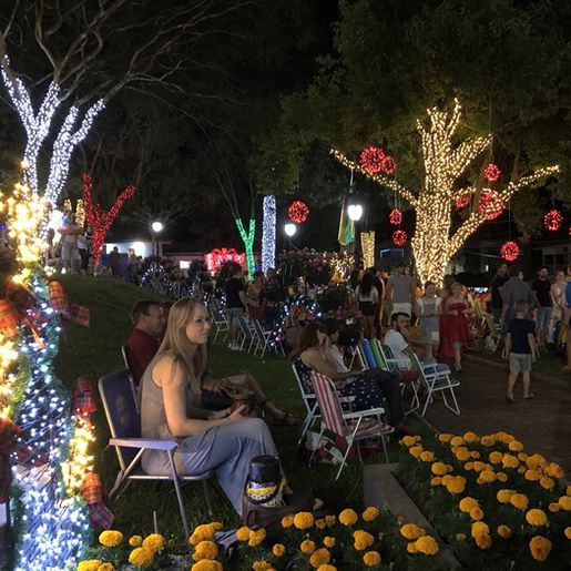 Grande público acompanha o acionamento das luzes de Natal na praça de São João do Oeste