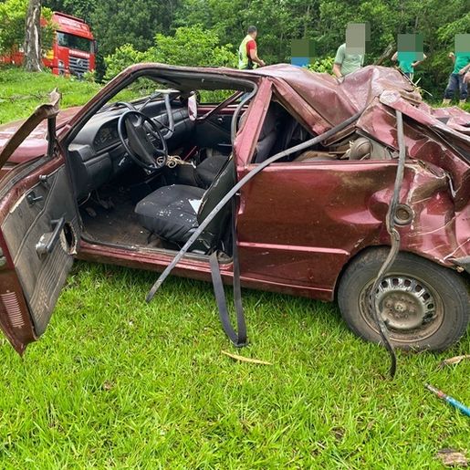 Jovem sofre ferimentos leves em capotamento de veículo no interior de Itapiranga