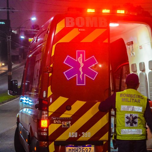 Mulher confunde pedais e atropela esposo na garagem de casa em SMO