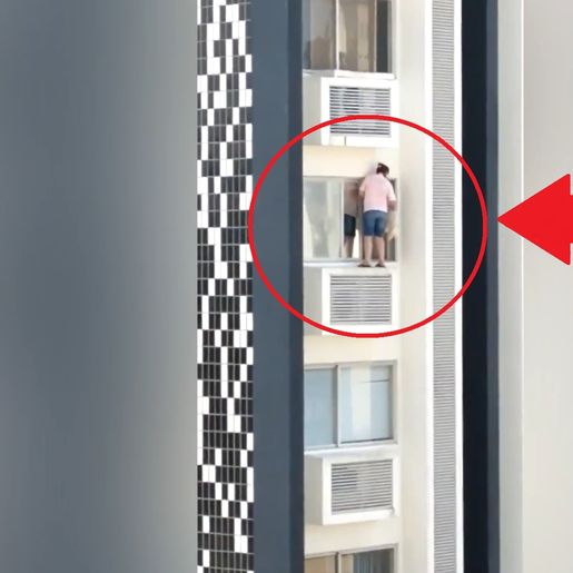 VÍDEO: Mulher é flagrada sem proteção limpando janela no quinto andar em SC
