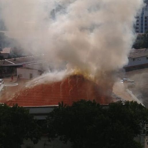 Incêndio no Centro Paroquial cria nuvem de fumaça de Chapecó
