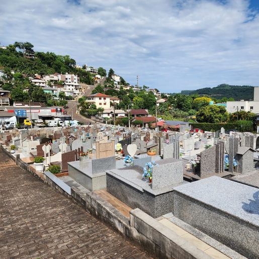 Dia de Finados leva grande número de pessoas aos cemitérios em Itapiranga