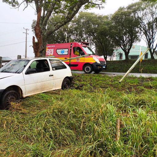 Saída de pista na SC-161 em Anchieta envolve dois veículos