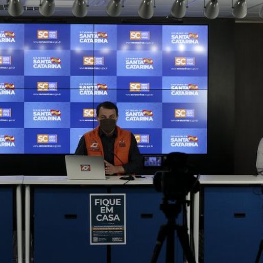 Governo torna obrigatório o uso de máscara por funcionários que atendem ao público