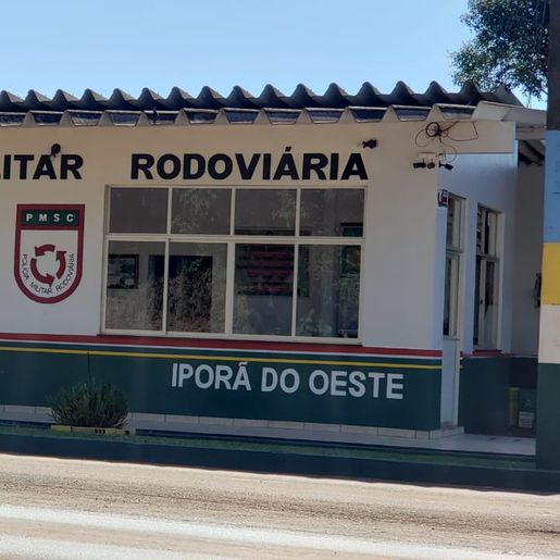 Carro sai da pista e colide em árvore na SC 283