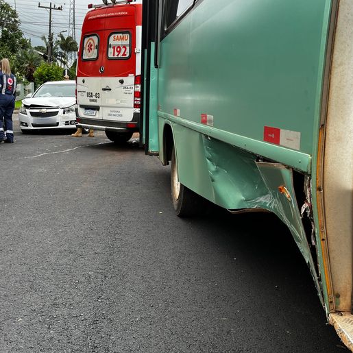 Criança é socorrida pelo SAMU após acidente entre carro e ônibus em SMOeste