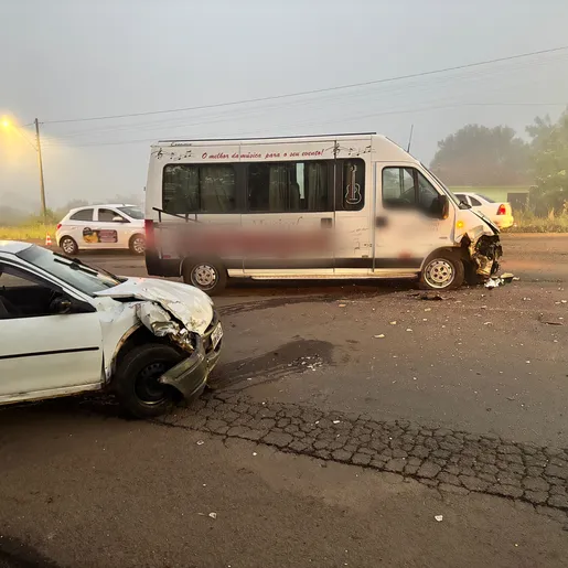 Acidente entre van e carro deixa dois feridos na BR-163 em São Miguel do Oeste