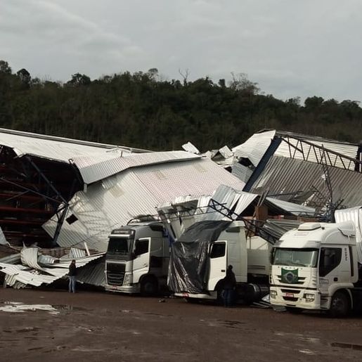 Vídeo: Temporal causa vários estragos em empresas e residências de Mondaí