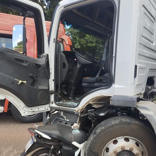 Mulher sofre ferimentos graves em acidente entre moto e caminhão em Itapiranga