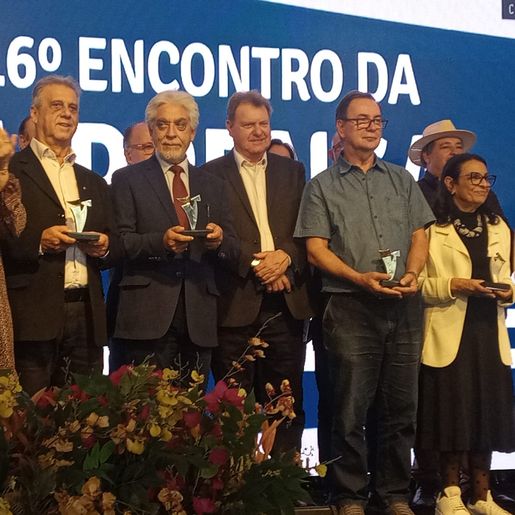 Durante evento em Chapecó, Estênio Aldo recebe troféu pelos 50 anos no rádio
