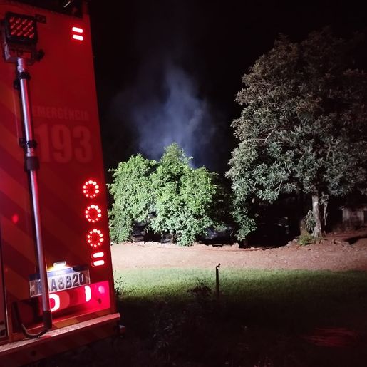 Galpão pega fogo e mobiliza bombeiros no interior de Iraceminha