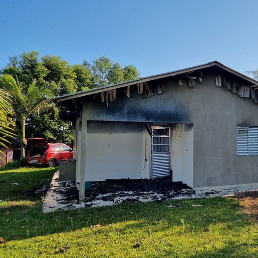 Casa é destruída pelo fogo no centro de Iporã do Oeste