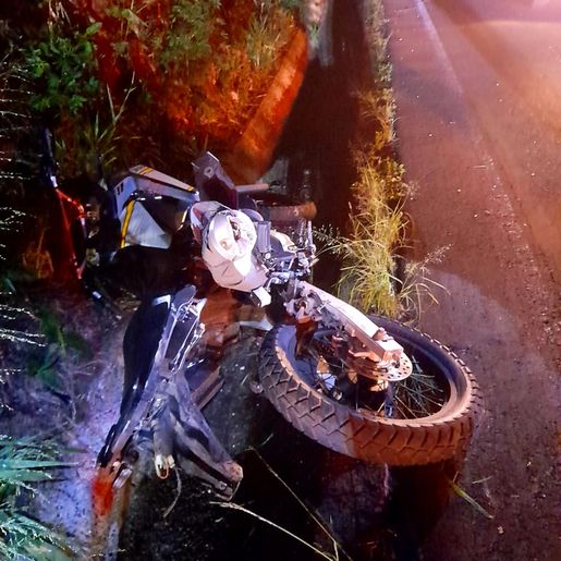 Saída de pista e choque contra barranco deixa jovem ferido na SC-305