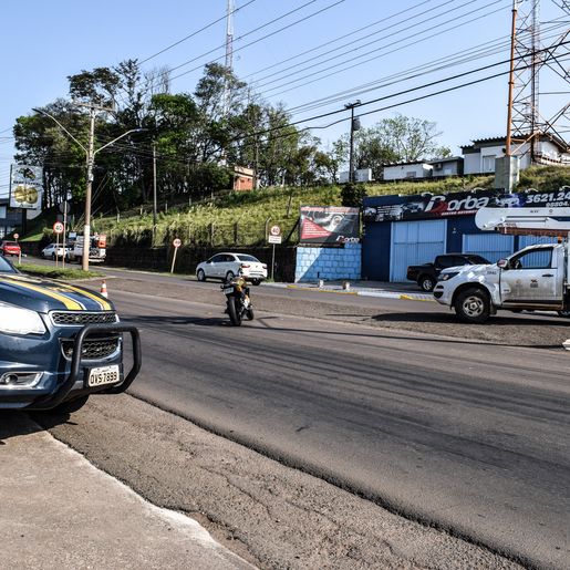 Colisão envolvendo veículo da Celesc deixa casal ferido em SMO