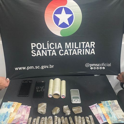 Cão farejador ajuda PM a encontrar drogas e homem é preso por tráfico em SMO