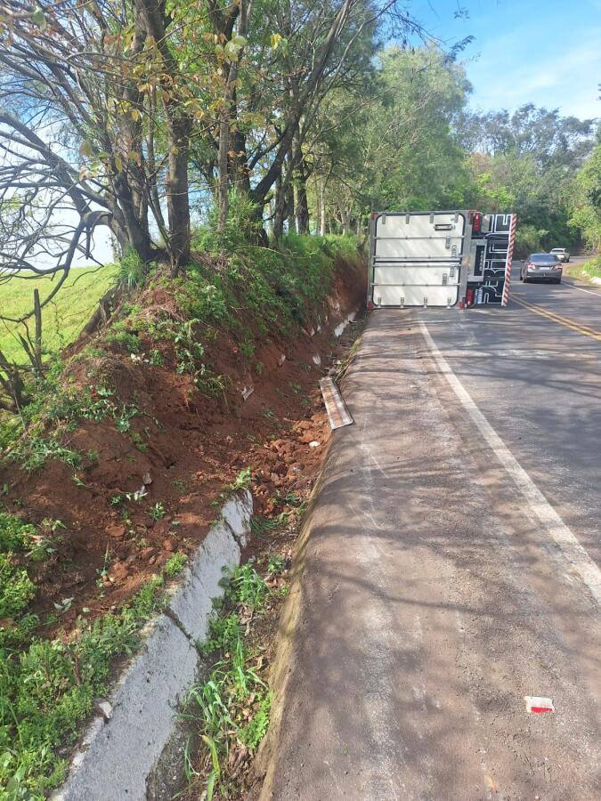Tombamento de caminhão mata condutor na SC-157