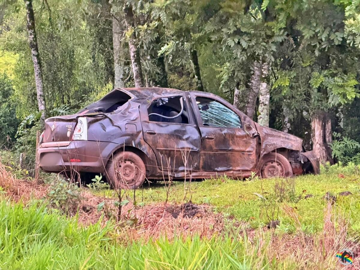 Saída de pista seguida de capotamento deixa dois homens feridos na SC-163