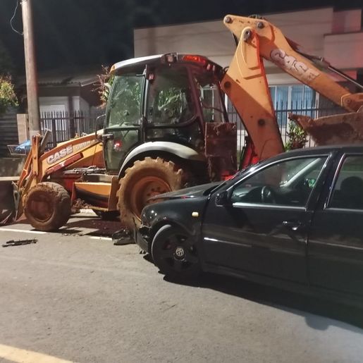 Homem fica ferido ao colidir carro em retroescavadeira em Cunha Porã