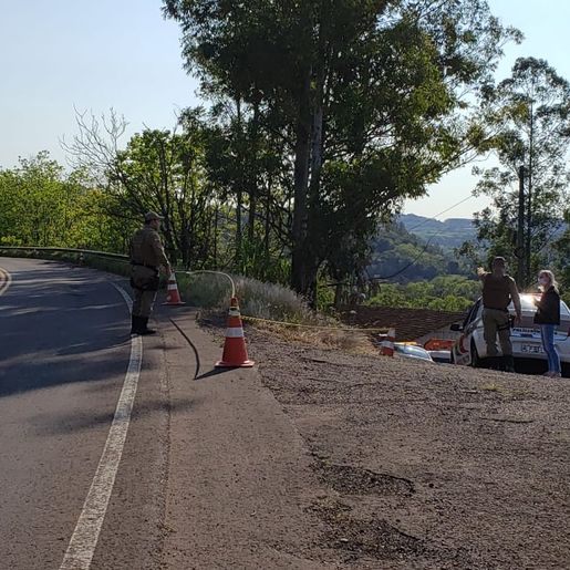 Motociclista morre em saída de pista e colisão de moto contra árvore na SC 386